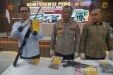 Kabid Humas Polda  Aceh, Kombes Pol Joko Krisdiyanto (tengah) didampingi Direktur Reserse Kriminal Khusus, Kombes Pol  Winardy ( kiri) menggelar barang bukti dua pucuk senjata api beserta amunisi saat konferensi pers di Banda Aceh, Aceh, Kamis (7/9/2023). Menurut Polda Aceh, dua pucuk senjata api  M16, beserta tiga magasin, 55 butir peluru kaliber 7,62 milimeter dan 15 butir peluru kaliber 5,56  milimeter itu merupakan senjata bekas konflik yang diserahkan warga melalui tokoh masyarakat kepada pihak kepolisian di kabupaten Pidie, Aceh. ANTARA FOTO/Ampelsa.