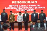 Wakil Presiden RI, KH Ma'ruf Amin (ketiga kiri) didampingi Pj Gubernur Aceh, Achmad Marzuki (ketiga kanan) dan Direktur Eksekutif Komite Nasional dan Keuangan Syrian (KNEKS), Taufik Hidayat ( kedua kiri) berfoto bersama seusai pengukuhan pengurus Komite Daerah Ekonomi Dan Keuangan Syariah (KDEKS) Aceh, di Banda Aceh, Aceh, Kamis (7/9/2023). Kunjungan kerja Wapres KH Ma'ruf  yang turut didamping Direktur Eksekutif Komite Nasional dan Keuangan Syrian (KNEKS), Taufik Hidayat di daerah itu selain mengukuhkan pengurus KDEKS provinsi Aceh juga menghadiri penyerahan bantuan dari Bank Syariah Indonesia (BSI) untuk renovasi pembangunan Masjid Universitas Islam Negeri Ar Raniry. ANTARA FOTO/Ampelsa.