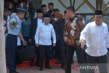 Wakil Presiden RI, KH Ma'ruf Amin (ketiga kiri) didampingi Pj Gubernur Aceh, Achmad Marzuki (kedua kiri) dan Wali Nanggroe Aceh, Malik Mahmud (ketiga kanan) berjalan bersama seusai pengukuhan pengurus Komite Daerah Ekonomi Dan Keuangan Syariah (KDEKS) Aceh, di Banda Aceh, Aceh, Kamis (7/9/2023). Kunjungan kerja Wapres KH Ma'ruf  yang turut didamping Direktur Eksekutif Komite Nasional dan Keuangan Syrian (KNEKS), Taufik Hidayat di daerah itu selain mengukuhkan pengurus KDEKS provinsi Aceh juga menghadiri penyerahan bantuan dari Bank Syariah Indonesia (BSI) untuk renovasi pembangunan Masjid Universitas Islam Negeri Ar Raniry. ANTARA FOTO/Ampelsa.