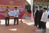 Wakil Presiden RI, KH Ma'ruf Amin (kanan) didampingi Pj Gubernur Aceh, Achmad Marzuki (ketiga kanan)  dan Wali Nanggore Aceh, Malik Mahmud (kedua kanan) menyaksikan penyerahan bantuan renovasi masjid secara simbolis dari Regional CO Bank Syariah Indonesia  (BSI) Aceh,  Wisnu Sunandar (kiri) kepada Rektor Universitas Islam Negeri (UIN) Ar Raniry, Mujiburrahman (kedua kiri) seusai pengukuhan pengurus Komite Daerah Ekonomi Dan Keuangan Syariah (KDEKS) Aceh, di Banda Aceh, Aceh, Kamis (7/9/2023). Kunjungan kerja Wapres KH Ma'ruf  yang turut didamping Direktur Eksekutif Komite Nasional dan Keuangan Syrian (KNEKS), Taufik Hidayat di daerah itu selain mengukuhkan pengurus KDEKS provinsi Aceh juga menghadiri penyerahan bantuan dari Bank Syariah Indonesia (BSI) untuk renovasi pembangunan Masjid Universitas Islam Negeri Ar Raniry. ANTARA FOTO/Ampelsa.