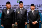 Penjabat Gubernur Kalbar Harisson Azroi (tengah) berfoto bersama pasangan Gubernur dan Wakil Gubernur Kalimantan Barat periode 2018-2023, Sutarmidji (kiri) dan Ria Norsan (kanan) usai serah terima jabatan di Pontianak, Kalimantan Barat, Rabu (6/9/2023). Sutarmidji-Ria Norsan resmi mengakhiri jabatannya dan kemudian digantikan oleh Penjabat Gubernur Harisson Azroi yang resmi memimpin pemerintahan Kalimantan Barat hingga pelaksanan Pilkada serentak pada 2024. ANTARA FOTO/Jessica Wuysang/YU 