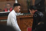 Terdakwa kasus penganiayaan kepada Cristalino David Ozora, Mario Dandy Satriyo (tengah) berdiskusi dengan kuasa hukumnya saat mengikuti sidang pembacaan putusan di Pengadilan Negeri Jakarta Selatan, Jakarta, Kamis (7/9/2023). Majelis hakim memvonis Mario dengan pidana penjara 12 tahun serta kewajiban membayar restitusi terhadap David sebesar Rp25,1 miliar. ANTARA FOTO/Indrianto Eko Suwarso/rwa.