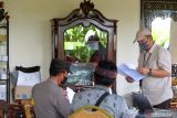 Tim penyidik Komisi Pemberantasan Korupsi (KPK) melakukan proses penggeledahan sebuah rumah terkait penyidikan perkara dugaan korupsi pengadaan sistem proteksi tenaga kerja Indonesia (TKI) di kawasan Mengwi, Badung, Bali, Kamis (7/9/2023). Penggeledahan dilakukan untuk melanjutkan proses pengumpulan alat bukti setelah pada Senin (4/9) lalu KPK melakukan pemeriksaan terhadap mantan Dirjen Pembinaan Penempatan Tenaga Kerja dan Transmigrasi Kementerian Tenaga Kerja (Kemenaker) Reyna Usman dalam dugaan kasus korupsi pengadaan sistem proteksi TKI di lingkungan Kementerian Tenaga Kerja tahun 2012. ANTARA FOTO/Fikri Yusuf/wsj.