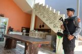 Polisi berjaga saat tim penyidik Komisi Pemberantasan Korupsi (KPK) menggeledah sebuah rumah terkait dengan penyidikan perkara dugaan korupsi pengadaan sistem proteksi tenaga kerja Indonesia (TKI) di kawasan Mengwi, Badung, Bali, Kamis (7/9/2023). Penggeledahan dilakukan untuk melanjutkan proses pengumpulan alat bukti setelah pada Senin (4/9) lalu KPK melakukan pemeriksaan terhadap mantan Dirjen Pembinaan Penempatan Tenaga Kerja dan Transmigrasi Kementerian Tenaga Kerja (Kemenaker) Reyna Usman dalam dugaan kasus korupsi pengadaan sistem proteksi TKI di lingkungan Kementerian Tenaga Kerja tahun 2012. ANTARA FOTO/Fikri Yusuf/wsj.