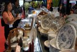 Pengunjung mengamati produk peralatan makan dalam pameran internasional Bali Interfood 2023 di Bali Nusa Dua Convention Center (BNDCC), Badung, Bali, Kamis (7/9/2023). Pameran berskala internasional pada 7-9 September 2023 tersebut diikuti 110 peserta di antaranya 40 usaha mikro kecil menengah (UMKM) untuk mempromosikan produk dan melakukan bisnis sekaligus guna menemukan inovasi baru dalam industri makanan dan minuman. ANTARA FOTO/Nyoman Hendra Wibowo/wsj.