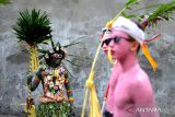 Warga mengenakan riasan warna-warni saat mengikuti ritual Ngerebeg di Desa Tegallalang, Gianyar, Bali, Rabu (6/9/2023). Tradisi berkeliling kampung oleh ratusan warga setempat yang merias tubuhnya menyerupai makhluk menyeramkan tersebut dilakukan untuk menciptakan keharmonisan antar-makhluk Tuhan, menetralisir energi negatif serta untuk menolak bala. ANTARA FOTO/Fikri Yusuf/wsj.