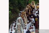 Umat Hindu membawa barong macan dan benda-benda sakral lainnya menuju sumber air terdekat saat upacara Mesucian di Desa Bangli Baturiti, Tabanan, Bali, Rabu (6/9/2023). Kegiatan yang diikuti ribuan umat Hindu se-Bali tersebut merupakan rangkaian upacara persembahyangan berskala besar atau pujawali ageng di Pura Luhur Pucak Padang Dawa yang digelar setiap setahun sekali. ANTARA FOTO/Nyoman Hendra Wibowo/wsj.
