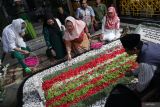 Zannuba Ariffah Chafsoh atau Yenny Wahid (kedua kanan) berziarah ke makam ayahnya KH Abdurahman Wahid atau Gus Dur usai apel kebangsaan Barisan Kader (Barikade) Gus Dur di Ponpes Tebuireng Kabupaten Jombang, Jawa Timur, Kamis (7/9/2023). Apel kebangsaan yang diikuti ribuan orang itu dalam rangkah memperingati hari lahirnya almarhum KH Abdurahman Wahid atau Gus Dur 07 September. Antara Jatim/Syaiful Arif/zk.