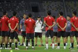 Pelatih Timnas Indonesia Shin Tae-yong (tengah) memimpin latihan di Stadion Gelora Bung Tomo, Surabaya, Jawa Timur, Kamis (7/9/2023). Latihan tersebut digelar sebagai persiapan jelang FIFA Matchday melawan Timnas Turkmenistan pada 8 September di Stadion Gelora Bung Tomo, Surabaya. Antara Jatim/Moch Asim/zk.