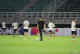 Pelatih Timnas Turkmenistan Mergen Orazov (ketiga kanan) memimpin latihan di Stadion Gelora Bung Tomo, Surabaya, Jawa Timur, Kamis (7/9/2023). Latihan tersebut digelar sebagai persiapan jelang FIFA Matchday melawan Timnas Indonesia pada 8 September di Stadion Gelora Bung Tomo, Surabaya. Antara Jatim/Moch Asim/zk.