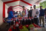 Menteri Koperasi dan Usaha Kecil dan Menengah Teten Masduki (tengah) meninjau produk unggulan saat bazar Produk UMKM di Indramayu, Jawa Barat, Jumat (8/9/2023). Kegiatan bazar tersebut untuk mendorong kreativitas dan inovasi produk UMKM dalam upaya mengangkat daya tawar dan meningkatkan perekonomian masyarakat. ANTARA FOTO/Dedhez Anggara/agr