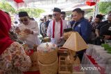 Menteri Koperasi dan Usaha Kecil dan Menengah Teten Masduki (tengah) meninjau produk unggulan saat bazar Produk UMKM di Indramayu, Jawa Barat, Jumat (8/9/2023). Kegiatan bazar tersebut untuk mendorong kreativitas dan inovasi produk UMKM dalam upaya mengangkat daya tawar dan meningkatkan perekonomian masyarakat. ANTARA FOTO/Dedhez Anggara/agr