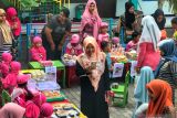 Murid Taman Kanak -Kanak (TK) Unggulan An-Nur Surabaya belajar praktek berjualan menu makanan tradisional di lapangan sekolah, Surabaya, Jumat (08/09/2023). Kegiatan tersebut bertujuan untuk menanamkan jiwa kewirausahaan sejak dini, mulai dari menghitung uang dan cara melayani pembeli dengan baik. ANTARA Jatim/Abdullah Rifai/zk