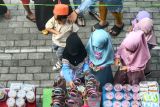 Murid Taman Kanak -Kanak (TK) Unggulan An-Nur Surabaya belajar praktek berjualan menu makanan tradisional di lapangan sekolah, Surabaya, Jumat (08/09/2023). Kegiatan tersebut bertujuan untuk menanamkan jiwa kewirausahaan sejak dini, mulai dari menghitung uang dan cara melayani pembeli dengan baik. ANTARA Jatim/Abdullah Rifai/zk