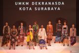 Sejumlah peragawati memperagakan busana pada Surabaya Fashion Parade 2023 di Surabaya, Jawa Timur, Kamis (7/9/2023). Pagelaran Surabaya Fashion Parade 2023 mengusung tema Enigmatico dan digelar sampai 10 September 2023 itu menampilkan busana-busana karya desainer-desainer  dari dalam negeri maupun luar negeri. Antara Jatim/Didik Suhartono/zk