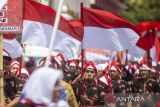 Peserta mengikuti Kirab Kebangsaan di Indramayu, Jawa Barat, Jumat (8/9/2023). Kegiatan yang diikuti peserta dari kalangan masyarakat, tokoh lintas agama, TNI/Polri dan ASN itu bertujuan untuk menjaga persatuan NKRI dan menumbuhkan nasionalisme serta sikap toleransi antarberagama. ANTARA FOTO/Dedhez Anggara/agr