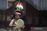 Peserta mengikuti kirab kebangsaan di Indramayu, Jawa Barat, Jumat (8/9/2023). Kegiatan yang diikuti peserta dari kalangan masyarakat, tokoh lintas agama, TNI/Polri dan ASN itu bertujuan untuk menjaga persatuan NKRI dan menumbuhkan nasionalisme serta sikap toleransi antarberagama. ANTARA FOTO/Dedhez Anggara/agr