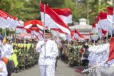 Peserta mengikuti kirab kebangsaan di Indramayu, Jawa Barat, Jumat (8/9/2023). Kegiatan yang diikuti peserta dari kalangan masyarakat, tokoh lintas agama, TNI/Polri dan ASN itu bertujuan untuk menjaga persatuan NKRI dan menumbuhkan nasionalisme serta sikap toleransi antarberagama. ANTARA FOTO/Dedhez Anggara/agr