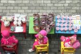 Murid Taman Kanak -Kanak (TK) Unggulan An-Nur Surabaya menata barang dagangan ketika belajar praktek berjualan menu makanan tradisional di lapangan sekolah, Surabaya, Jumat (08/09/2023). Kegiatan tersebut bertujuan untuk menanamkan jiwa kewirausahaan sejak dini, mulai dari menghitung uang dan cara melayani pembeli dengan baik. ANTARA Jatim/Abdullah Rifai/zk