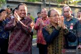 Gubernur Bali periode 2018-2023 Wayan Koster (kanan) didampingi Pj Gubernur Bali Sang Made Mahendra Jaya (kiri) menyapa pegawai Pemprov Bali saat kegiatan serah terima jabatan Pj Gubernur Bali di Denpasar, Bali, Jumat (8/9/2023). Irjen Pol. Sang Made Mahendra Jaya yang sebelumnya menjabat sebagai Staf Khusus Mendagri Bidang Keamanan dan Hukum ditunjuk menjadi penjabat Gubernur Bali menggantikan Wayan Koster yang masa jabatannya berakhir 5 September lalu. ANTARA FOTO/Fikri Yusuf/wsj.