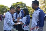 Pj Gubernur Aceh Achmad Marzuki menyerahkan penghargaan kepada sejumlah atlet berprestasi di tingkat nasional dan internasional seusai mengikuti upacara peringatan Hari Olahraga Nasional (Haornas), di  Stadion Harapan Bangsa, Banda Aceh. Aceh, Sabtu (9/9/2023). Peringatan Hari Olahraga Nasional ke- 40 tahun 2023 itu mengangkat  tema 