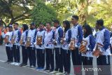 Pj Gubernur Aceh Achmad Marzuki (keenam kanan) bersama para atlet berprestasi berfoto bersama seusai menyerahkan penghargaan pada peringatan Hari Olahraga Nasional (Haornas), di  Stadion Harapan Bangsa, Banda Aceh. Aceh, Sabtu (9/9/2023). Peringatan Hari Olahraga Nasional ke- 40 tahun 2023 itu mengangkat  tema 