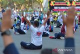 Sejumlah atlet  bersama warga mengikuti senam kebugaran  pada peringatan Hari Olahraga Nasional (Haornas), di  Stadion Harapan Bangsa, Banda Aceh. Aceh, Sabtu (9/9/2023). Peringatan Hari Olahraga Nasional ke- 40 tahun 2023 itu mengangkat  tema 