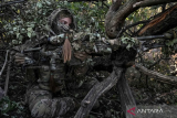  Penembak jitu atau sniper dari 3rd Separate Assault Brigade Ukraina mengambil posisi saat misi pengintaian di tengah gencarnya serangan Rusia ke Ukraina di dekat Bakhmut, Ukraina​​​​​​​, Kamis (7/9/2023). ANTARA FOTO/Reuters/Stringer/nym.
