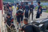 Ratusan Satpol PP Pemprov Sulbar membersihkan TPI dari sampah