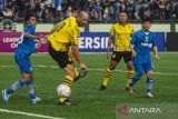 Pesepak bola Borussia Dortmund Legend Jan Koller (kedua kiri) melakukan sundulan saat dihadang pesepak bola Persib Bandung All Star Usep Munandar (kiri) saat laga persahabatan di Stadion Siliwangi, Bandung, Jawa Barat, Minggu (10/9/2023). Borussia Dortmund Legend berhasil mengalahkan Persib All Star dengan skor akhir 4-0. ANTARA FOTO/Novrian Arbi/agr