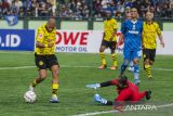 Pesepak bola Borussia Dortmund Legend Mohamed Zidan (kiri) melewati penjaga gawang Persib Bandung All Star Anwar Sanusi saat laga persahabatan di Stadion Siliwangi, Bandung, Jawa Barat, Minggu (10/9/2023). Borussia Dortmund Legend berhasil mengalahkan Persib All Star dengan skor akhir 4-0. ANTARA FOTO/Novrian Arbi/agr