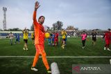 Penjaga gawang Borussia Dortmund Legend Roman Weidenfeller menyapa penonton seusai laga persahabatan melawan Persib Bandung All Star di Stadion Siliwangi, Bandung, Jawa Barat, Minggu (10/9/2023). Borussia Dortmund Legend berhasil mengalahkan Persib All Star dengan skor akhir 4-0. ANTARA FOTO/Novrian Arbi/agr