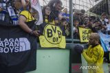 Pesepak bola Borussia Dortmund Legend David Odonkor memberikan tanda tangan ke penonton seusai laga persahabatan melawan Persib Bandung All Star di Stadion Siliwangi, Bandung, Jawa Barat, Minggu (10/9/2023). Borussia Dortmund Legend berhasil mengalahkan Persib All Star dengan skor akhir 4-0. ANTARA FOTO/Novrian Arbi/agr