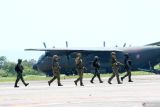 Prajurit gabungan mengamankan lokasi mendarat pesawat Hercules C-130 pada Latihan Gabungan Bersama (Latgabma) Super Garuda Shield (SGS) materi perebutan bandara di Banyuwangi, Jawa Timur, Sabtu (9/9/2023). Latihan yang melibatkan tentara Indoneaia, Amerika, Jepang, Singapura, Australia dan Inggris itu untuk membatu perebutan bandara Banyuwangi yang dikuasai musuh dengan cara  memberikan bantuan senjata berat yang dikirim melalui udara. Antara Jatim/Budi Candra Setya/zk.