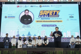  Menteri BUMN Erick Thohir (ketiga kanan) menyampaikan kata sambutan saat Gerakan Safety Riding for Young Generation di Graha ITS Surabaya, Jawa Timur, Sabtu (9/9/2023). Acara yang diprakarsai Jasa Marga dan Jasa Raharja ini bertujuan menyadarkan generasi muda untuk berkendara roda dua secara aman. ANTARA FOTO/Dhemas Reviyanto/YU
