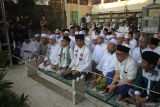 Bacapres Anies Baswedan (keempat kanan) dan Bacawapres Muhaimin Iskandar (keempat kiri) dan sejumlah tokoh ulama membaca doa di Makam Sunan Ampel di Surabaya, Jawa Timur, Sabtu (9/9/2023). Kunjungan Anies Baswedan dan Muhaimin Iskandar tersebut dalam rangka berziarah ke Makam Sunan Ampel yang merupakan salah satu penyebar Agama Islam di Pulau Jawa. Antara Jatim/Moch Asim/zk.