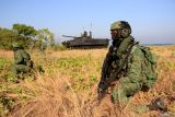 Tentara Singapore Army melaksanakan pendaratan amfibi menggunakan tank LVT-7 pada Latihan Gabungan Bersama (Latgabma) Super Garuda Shield (SGS) 2023 di Pantai Banongan, Pusat Latihan Pertempuran Marinir (Puslatpurmar) 5 Baluran, Situbondo, Jawa Timur, Minggu (10/9/2023). Pendaratan amfibi yang melibatkan Tentara Indonesia, Amerika, Jepang dan Singapura itu selain untuk berbagi pengetahuan pertempuran juga untuk mempererat hubungan persahabatan antar negara. ANTARA FOTO/Budi Candra Setya/wsj.