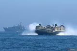 Tentara Amerika US Navy melaksanakan pendaratan amfibi menggunakan kapal pengangkut Landing Craft Air Cushion (LCAC) pada Latihan Gabungan Bersama (Latgabma) Super Garuda Shield (SGS) 2023 di Pantai Banongan, Pusat Latihan Pertempuran Marinir (Puslatpurmar) 5 Baluran, Situbondo, Jawa Timur, Minggu (10/9/2023). Pendaratan amfibi yang melibatkan Tentara Indonesia, Amerika, Jepang dan Singapura itu selain untuk berbagi pengetahuan pertempuran juga untuk mempererat hubungan persahabatan antar negara. ANTARA FOTO/Budi Candra Setya/wsj.