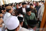 Ketua Umum Partai Kebangkitan Bangsa (PKB) yang juga bakal calon Wakil Presiden, Muhaimin Iskandar (tengah) menghadiri silaturahmi dengan Kiai dan Bu Nyai se-Jawa Timur bagian barat di Pondok Pesantren Al Aqobah 4 Tebuireng, Kabupaten Jombang, Jawa Timur, Minggu (10/9/2023). Silaturahmi itu untuk meminta restu Kiai di Jawa Timur dan menyatukan dukungan terhadap Muhaimin Iskandar sebagai Cawapres mendampingi Anies Baswedan pada Pilpres 2024. ANTARA Jatim/Syaiful Arif/zk