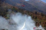 Helikopter Badan Nasional Penanggulangan Bencana (BNPB) melakukan pemadaman kebakaran lahan dan hutan Gunung Arjuno dari udara (water boombing) di Pasuruan, Jawa Timur, Sabtu (9/9/2023). Berdasarkan data BPBD Jawa Timur, kebakaran hutan dan lahan (karhutla) di kawasan Gunung Arjuno terus meluas mencapai 4.000 hektare di kawasan Taman Hutan Raya Raden Soerjo. ANTARA Jatim/Trisnadi/zk 