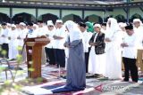 Warga Muslim di Kota Banjarmasin melaksanakan shalat istisqa'
