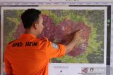 Petugas Badan Penanggulangan Bencana Daerah (BPBD) Jawa Timur melakukan pemutahiran data sebaran titik api di Posko Penanganan Darurat Karhutla Gunung Arjuno di Prigen, Pasuruan, Jawa Timur, Sabtu (9/9/2023). Berdasarkan data BPBD Jawa Timur, kebakaran hutan dan lahan (karhutla) di kawasan Gunung Arjuno terus meluas mencapai 4.796 hektare di kawasan Taman Hutan Raya Raden Soerjo. ANTARA Foto/Umarul Faruq/zk 