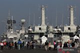 Warga berjalan menuju kapal perang saat Naval Base Open Day di Koarmada II, Surabaya, Jawa Timur, Minggu (10/9/2023). Kegiatan yang terbuka untuk masyarakat umum tersebut dalam rangka memperingati HUT ke-78 TNI Angkatan Laut. ANTARA Jatim/Didik Suhartono/zk