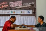 Santri tuna netra mengikuti pelatihan catur di Pesantren Darushudur, Cimenyan, Kabupaten Bandung, Jawa Barat, Senin (11/9/2023). Pelatihan tersebut digelar selain sebagai persiapan kompetisi catur inklusif, juga untuk melatih daya ingat santri tuna netra serta menjadi media berinteraksi sosial dengan lingkungan sekitar. ANTARA FOTO/Raisan Al Farisi/agr