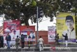 Petugas Satpol PP dibantu Bawaslu menertibkan baliho poster Alat Peraga Sosialisasi (APS) Pemilu di Kabupaten Ciamis, Jawa Barat, Senin (11/9/2023). Penertiban APS para calon legislatif dilakukan karena tidak sesuai dengan aturan Pemilu yang telah ditetapkan Pemerintah soal Kebersihan Keindahan dan Ketertiban (K3) disepanjang jalur protokoler. ANTARA FOTO/Adeng Bustomi/agr