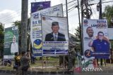 Petugas Satpol PP dibantu Bawaslu menertibkan baligo poster Alat Peraga Sosialisasi (APS) Pemilu di Kabupaten Ciamis, Jawa Barat, Senin (11/9/2023). Penertiban APS para calon legislatif dilakukan karena tidak sesuai dengan aturan Pemilu yang telah ditetapkan Pemerintah soal Kebersihan Keindahan dan Ketertiban (K3) disepanjang jalur protokoler. ANTARA FOTO/Adeng Bustomi/agr