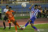 Pesepak bola Persiraja Yasvani (kiri) menendang bola ke arah pesepak bola PSPS Riau saat pertandingan Pegadaian Liga 2 di Stadion Harapan Bangsa, Banda Aceh, Aceh, Senin (11/9/2023). Pertandingan perdana Persiraja Banda Aceh melawan PSPS Riau dalam Pegadaian Liga 2 Indonesia 2023 tersebut berakhir dengan skor 0-0. ANTARA/Khalis Surry
