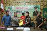 Perdana, Polres Pasaman Barat ungkap dan serahkan berkas tersangka perdagangan orang ke kejaksaan (Video)