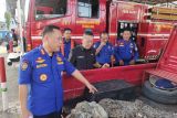 Petugas evakuasi buaya yang terjerat jala nelayan di Sukaraja Bandar Lampung