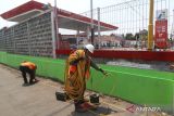 Petugas dari Istitut Teknologi Sepuluh Nopember (ITS) memasang kabel saat meneliti karakteristik tanah menggunakan metode geolistrik di kawasan yang tercemar minyak Kelurahan Tempurejo, Kota Kediri, Jawa Timur, Senin (11/9/2023). Pemerintah daerah setempat mendatangkan tim dari ITS guna mengetahui sebaran dan asal usul pencemaran minyak pada 14 sumur warga. ANTARA Jatim/Prasetia Fauzani/zk